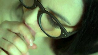 Wanita menikah mendapat seks oral dari suaminya dan menelan air maninya