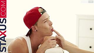 סקייטר טווינק עם זין גדול משתולל על סטקסוס 😜