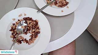 Busty stesis får ham til å søle på frokostblanding... oops!