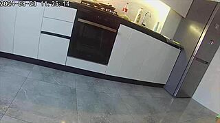 Aldatan Eş Komşuyu Mutfakta Sertçe Sikiyor