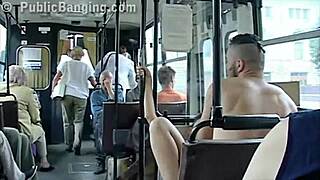 סקס ציבורי מסוכן ביותר של זוג נועז עם בחורה לוהטת!