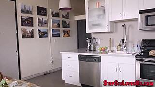 Pastroka srče veliki crni kurac u bliskom POV-u