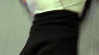 Robbanékony swinger bulik nedvesítettek meg és vadítottak kemény akcióval. Ruhák szakadtak, csak tiszta durva szórakozás!