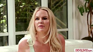 Τύπος γαμάει γυναίκα και ξανθιά γειτόνισσα με μεγάλα βυζιά σε άγριο τρίο