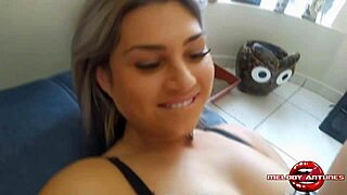 Melody Antunes dá teste de boquete pro cara e deixa ele gozar na boca