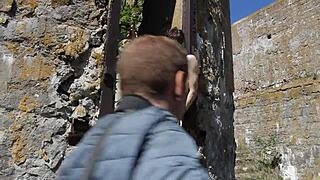 شفت إطلاق عاري في قاعدة عسكرية مهجورة في جزيرة توتليبن؟