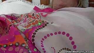 Brittiska Isabel med stora tuttar gnider sin klitoris