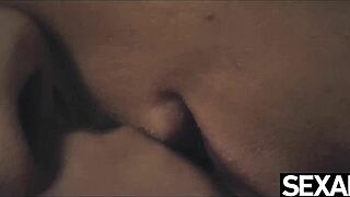 Wow! Blondýnky lesbičky hltá horkou píču v extrémním zblízka!