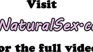 Hej, vill du se en elegant rödhårig modell bli fingrad och påsatt hårt?