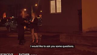 Camarera con tetas naturales recibe follada dura en furgoneta durante descanso