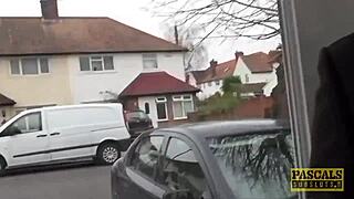 Moja zrela pokorna drolja uzima žestoko u guzu