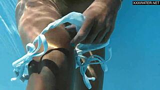 אנג'ליקה עירומה כמילף הכי טובה בבריכת שחייה