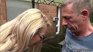 Hey, Bu Sıcak Milf Bahçede Komşu Tarafından Çakılıyor!