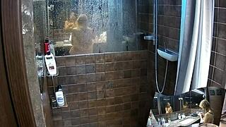 Yo, Guarda Queste Due Ragazze Che Fanno La Doccia Insieme, Totalmente Inconsapevoli della Mia Telecamera Nascosta