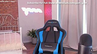 宅男展示惊人身材和奶油喷水逼