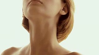 Kicsi 18+ modell, ööö, vetkőzik és megmutat mindent, tudod!