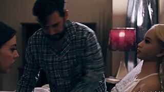 Whitney Wright kysser sexdocka medan hon blir pular hårt. Det är ren tabu kul.