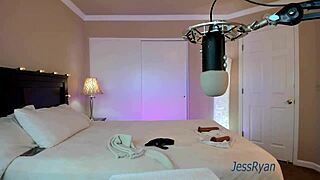 Hej, hočeš videti MILF Jess Ryan, kako se sleče in igra v zasebnih revijah spodnjega perila?