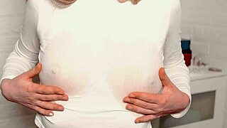 若い18+美女、ジューシーな乳房で濡れた乳首を優しく撫でる。彼女のソロ自撮りビデオがヨーロッパの魅力で魅了。