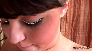 Luba szűk puncija és segge keményen meg van dugva