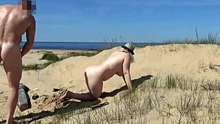 sočna zrela ženska pride trdo na plaži