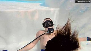 Verdammt! Gruppensex unter Wasser mit Eva Sasalka ist wild!