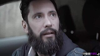 Avi Love i Mike Mancini nurkują w intensywne całowanie i pieprzenie