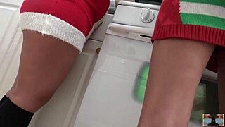 Não Paro de Pensar nessa Deusa Asiática em Cena de Upskirt na Cozinha