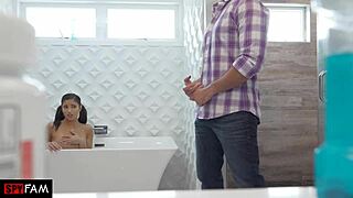 Ik ben verslaafd terwijl stiefvader mijn strakke kutje neukt bij het zwembad.