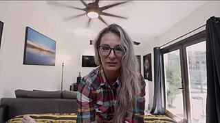 Маћеха Менди Реа тако напаљена! Дубоко грло и сперма у пички у спаваћој соби!