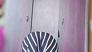 סיסי קרוסדרסר שמל עם חולצה ורודה רוכב בחצאית מיני שחורה עם תחת גדול