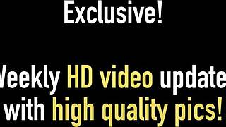 Charlee Chase plaagt met speeltje op kutlippen in panty! 🔥