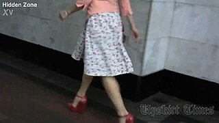 ฉันจับภาพส่องกางเกงบนรถเมโทรได้แบบลับๆ กล้องซ่อนได้กางเกงในและถุงน่องในที่สาธารณะ