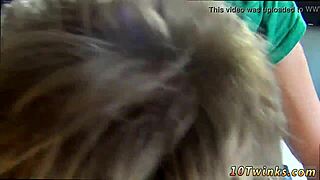 Δράση twink σε σπιτικό gay πορνό με παχουλό νεαρό αστέρι