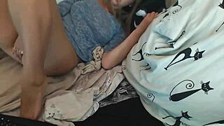 Wow, ez a gyönyörű szőke camgirl csinos cicikkel élőben maszturbál!