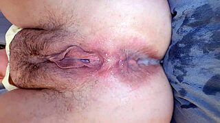 Чёрт! Волосатая милфа получает анал и кремпай от пухлого любителя!