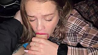 Târfă căsătorită înghite adânc șofer de taxi în public.