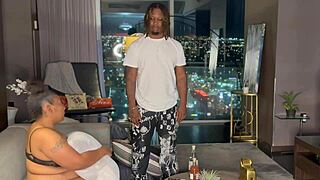 أخت الزوجة كيندال تتناك بقوة من المدير في العمل بموقف مبلل