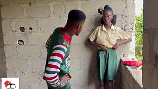 Seksi genç öğrenci açık alanda mastürbasyon yaparken yakalandı!