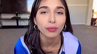 ציצי צ'ירלידר מקבלים סטירות בזמן מציצה חזקה לזין