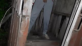 抓到邻居在街头厕所自慰，所以我加入她的乐趣！