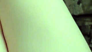 白いお尻のシッシーゲイアマチュアがツイーキングで自慢