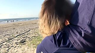 Нека всички гледат как ми чукаш дупето на публично място с този огромен кур