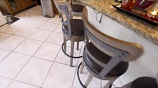 Мачеха Коко Ванди массирует меня после школы, так горячо! 🔥