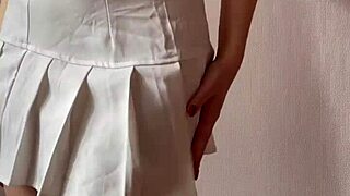 Hej, sleduj mě, nevinnou zrzku, jak se svlékám jen pro tebe v sexy prádle