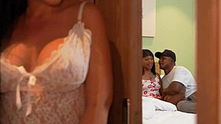 स्टेपडॉटर को बॉयफ्रेंड के बड़े ब्लैक कॉक पर ब्लोजॉब स्किल्स टीच करना।