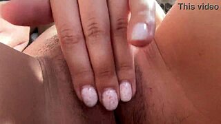 Seksikäs alaston siskopuoli kiusaa märkää klitoristaan vapisevaan orgasmiin