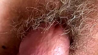 Hej, glej to kosmato muco, kako jo fukajo v počasnem posnetku od blizu!