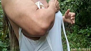 Dani Fitness sa divoko cucá a jebe na turistickej ceste