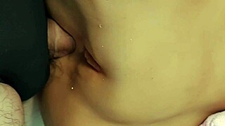 Συνέχισε να χτυπάς τον σφιχτό ξυρισμένο κώλο της σε άγρια κοντινή λήψη